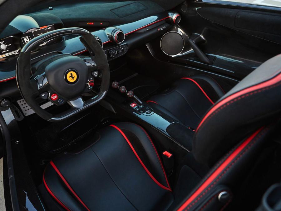 Интерьер Ferrari LaFerrari Aperta 2017 года  (фото 12 из 36)